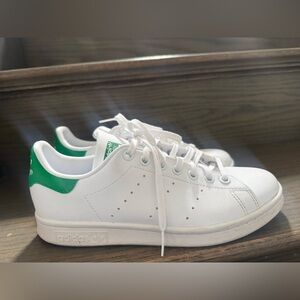 Stan smith Adidas Classic White and Green Shoes size 5.5  youth